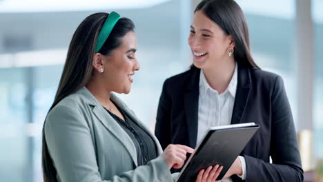mujeres de negocios, consejos y tableta en la oficina