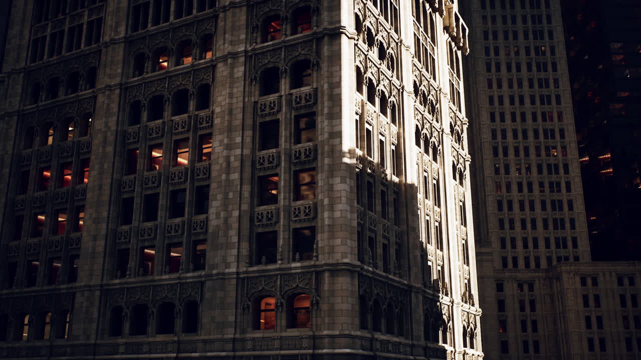 街の太陽に照らされた石の高層ビル