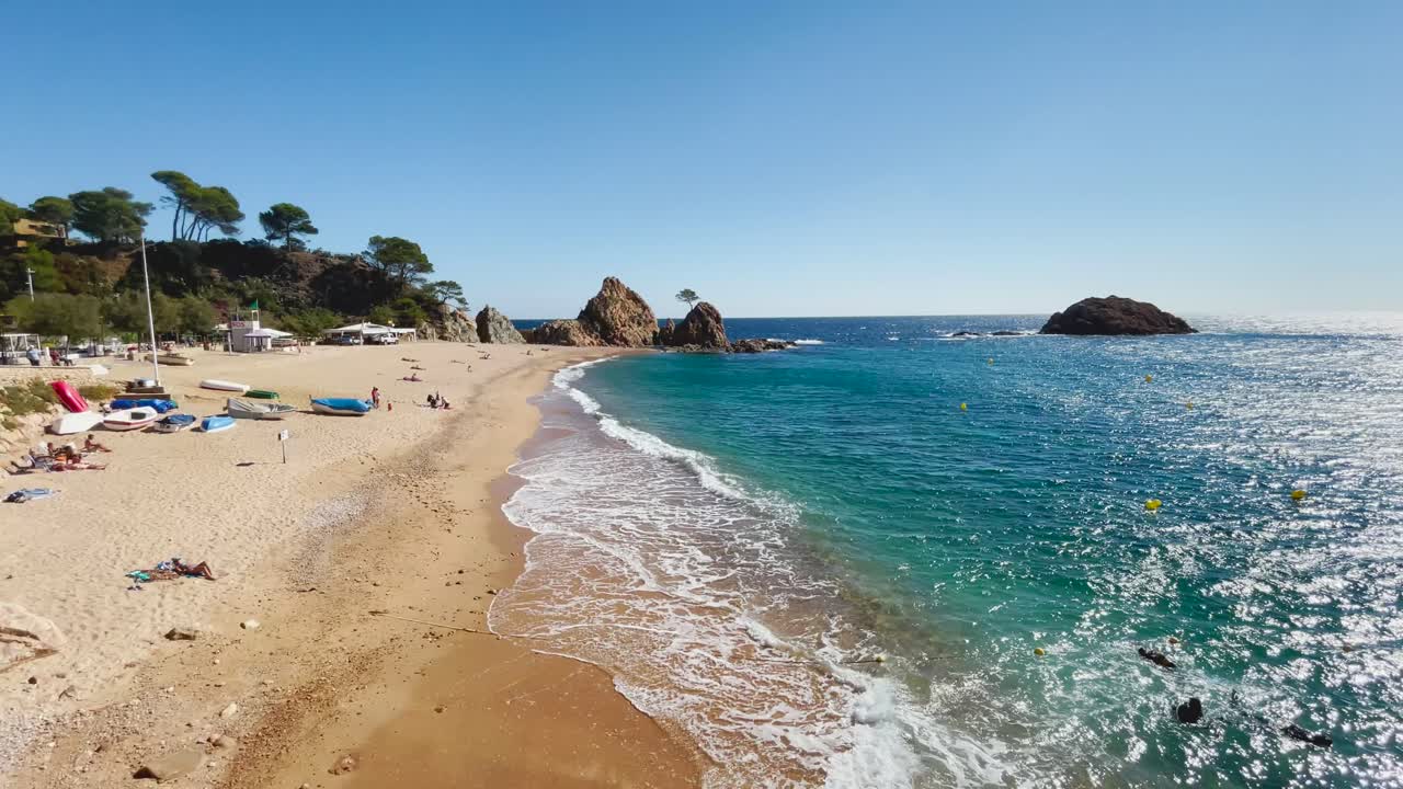 A praia Bahía de La Mar Menuda, bela praia com água turquesa e areias grossas, mar azul-caribenho, rochas turquesas ao fundo, sem pessoas.