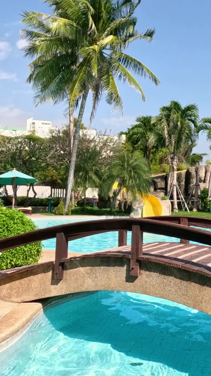 спокойная прогулка возле бассейна тропического курорта.