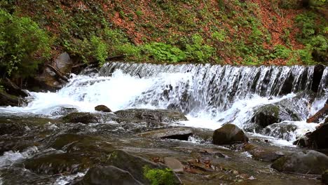 Cascada-De-Montaña-En-Un-Bosque-Profundo.-Corriente-De-Agua-En-El-Río-De-Montaña