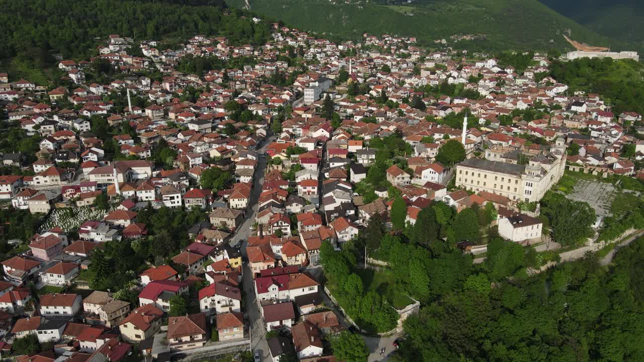 vista aérea de un avión no tripulado de una ciudad bosnia en los balcanes, mezquitas y edificios antiguos entre las casas