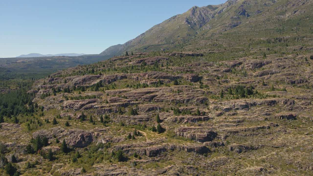 아르헨티나 파타고니아 에푸옌 호수 근처의 초목으로 뒤덮인 안데스 산맥의 왼쪽 공중 팬