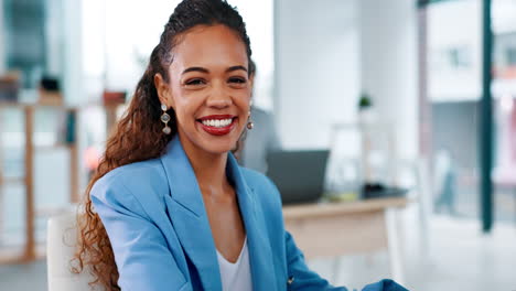 Cara,-Mujer-De-Negocios-Y-Sonrisa-En-La-Oficina