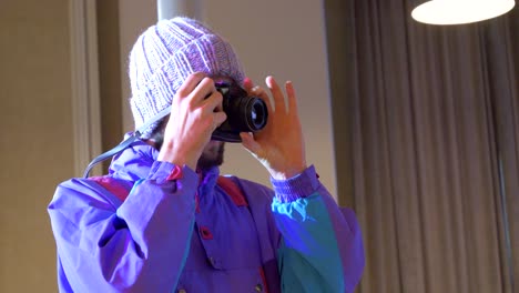 un fotógrafo en un traje de la vieja escuela está buscando agudeza a medida que giran la lente
