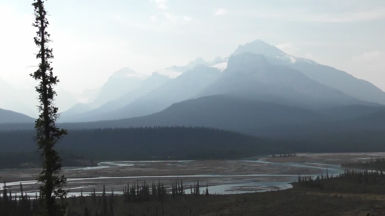 montañas con niebla en canada