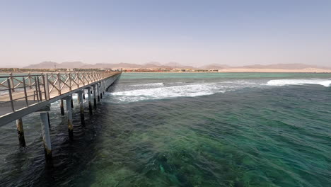 Puente-De-Embarcadero-De-Madera-Sobre-El-Mar-Azul-Turquesa-En-Sharm-El-Sheikh