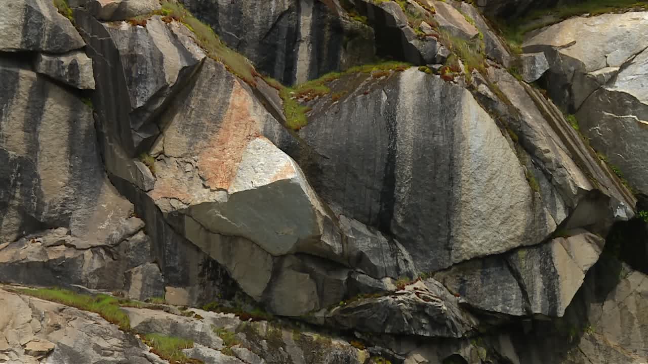 Grande formazione rocciosa di granito con fratture verticali nella Foresta Nazionale di Eldorado, California.