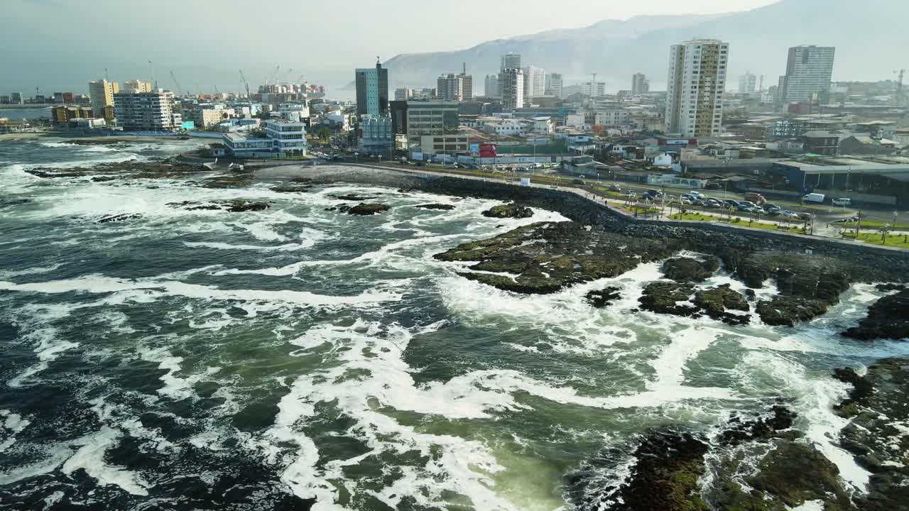 una carretera costera filmada en un pequeño puerto en el océano pacífico de chile
