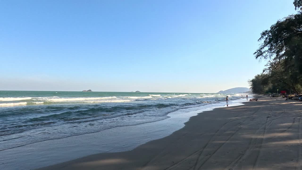 un paseo pacífico por un tranquilo sendero de la playa