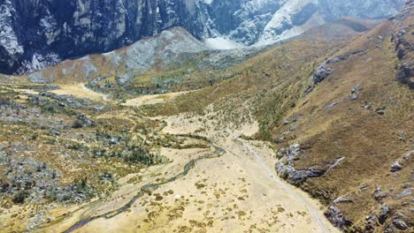 Impresionante-Paisaje-En-Un-Camino-Al-Cielo-En-El-Parque-Nacional-Huascarán-En-Huaraz-Perú-Cerca-De-La-Catástrofe-De-Yungay