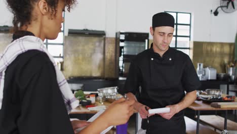 cocinera caucásica que enseña a un grupo diverso