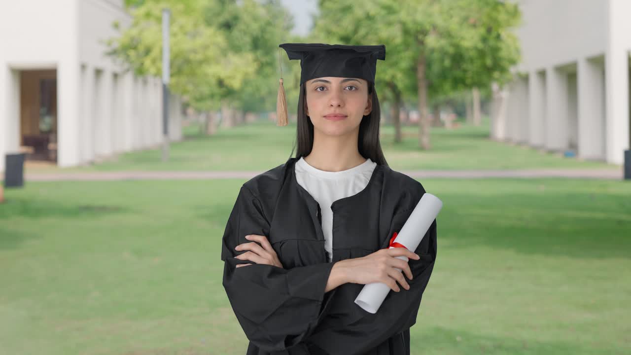 Ritratto di ragazza indiana laureata.