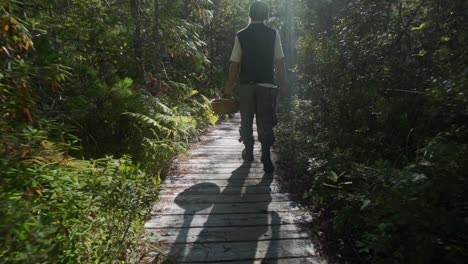 Herbolario-Caminando-A-Casa-Después-De-Su-Cosecha-De-Té-Labrador