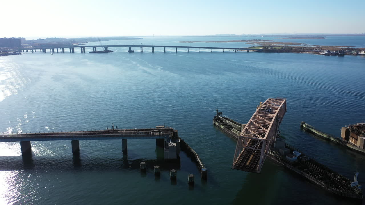 퀸즈, 뉴욕의 풀이 무성한 만 상공에서 촬영된 공중 드론