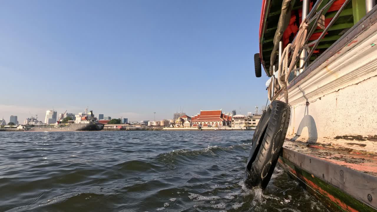 un viaje en barco que muestra un puerto ocupado y el paisaje urbano.