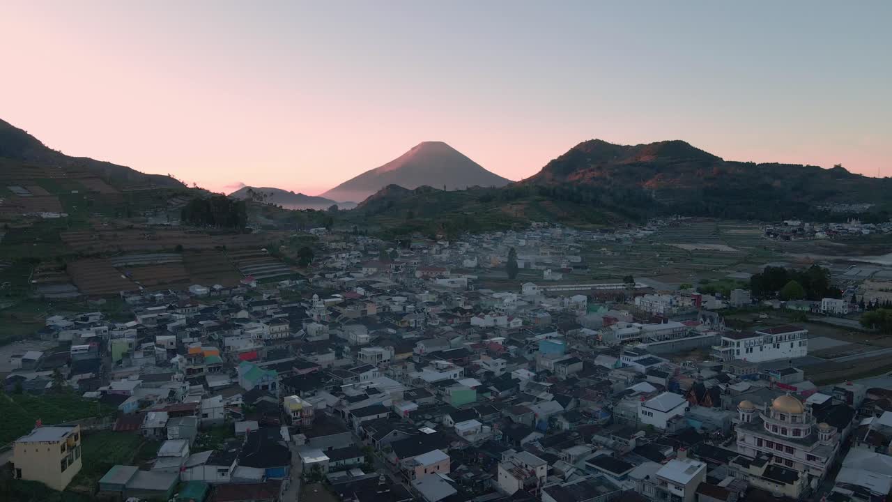 impresionante vista aérea de un hermoso amanecer en el campo indonesio
