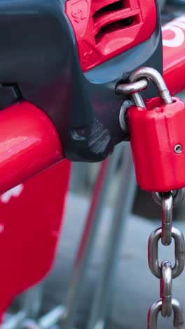 los carros se desbloquean y se mueven en secuencia