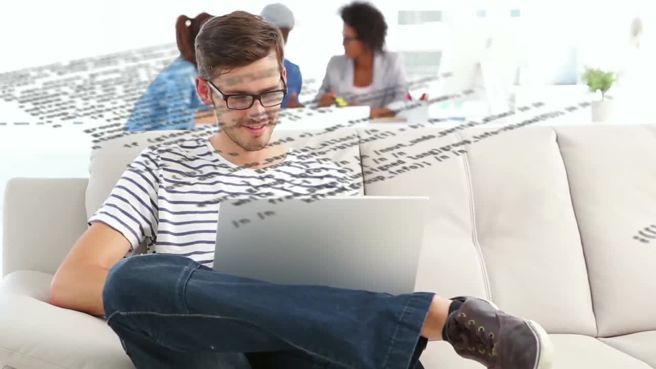 video compuesto digital de procesamiento de datos contra un hombre caucásico sonriendo mientras usa una computadora portátil