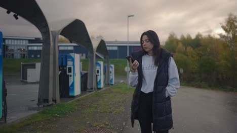 Mujer-En-La-Estación-De-Carga