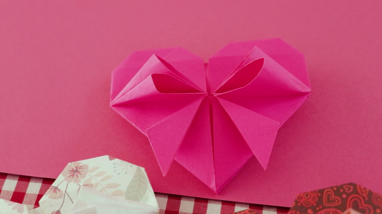 corazón de papel origami rosado hecho a mano en papel rosado para el día de san valentín