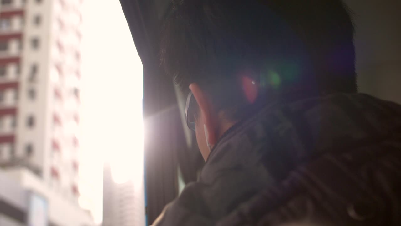 트램 창 밖을 내다보는 남자