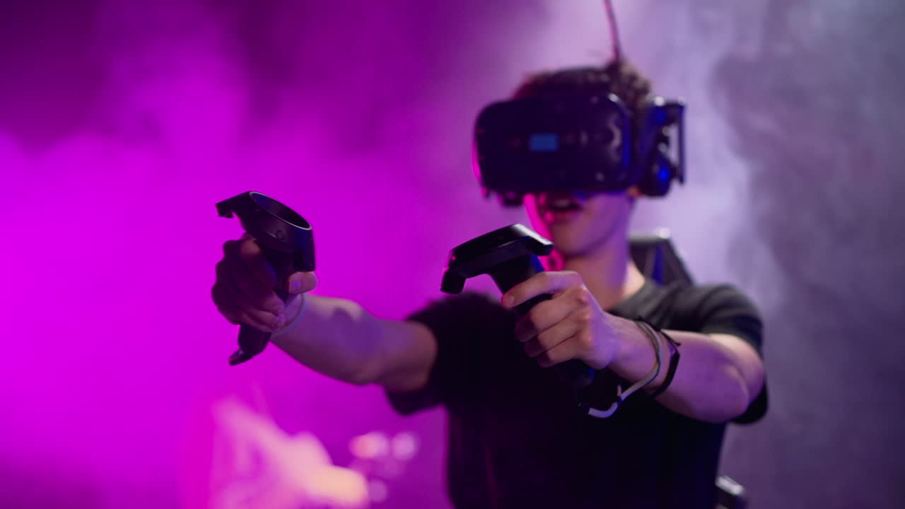 Ragazzo che gioca con un visore per la realtà virtuale in uno studio