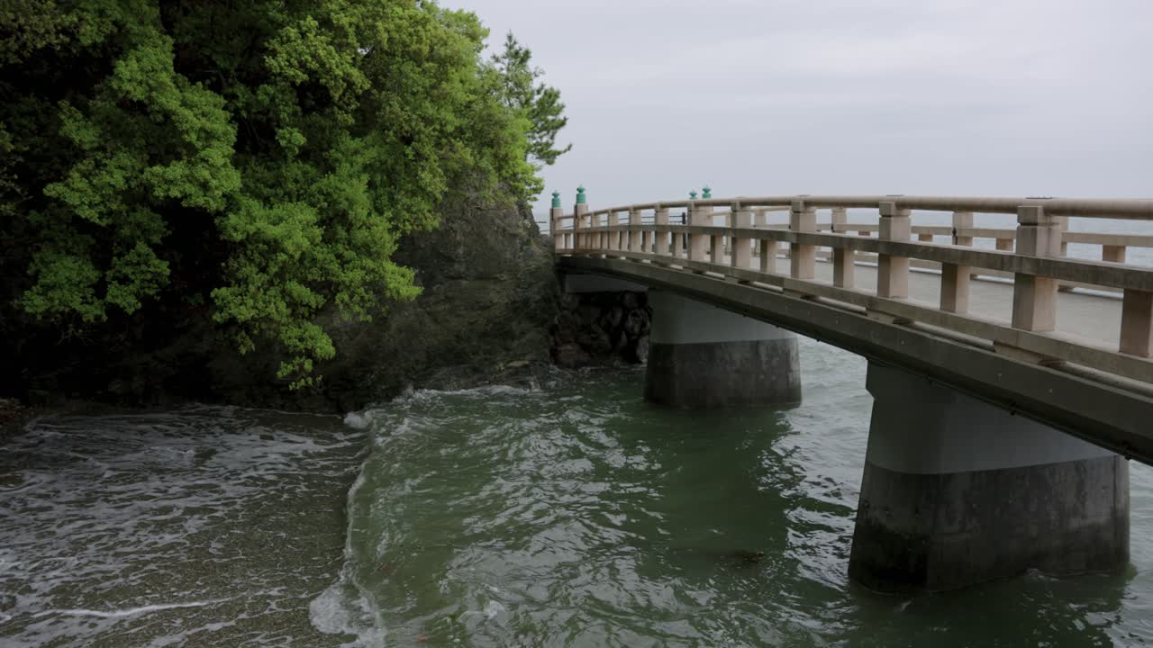 일본 미에현 메오토이와 신사를 통과하는 파도와 다리