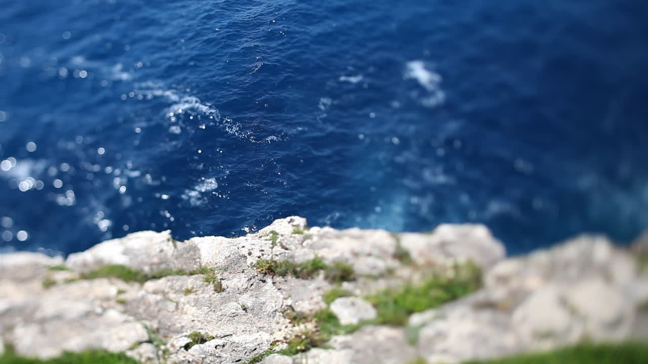 바위 해안과 푸른 바다