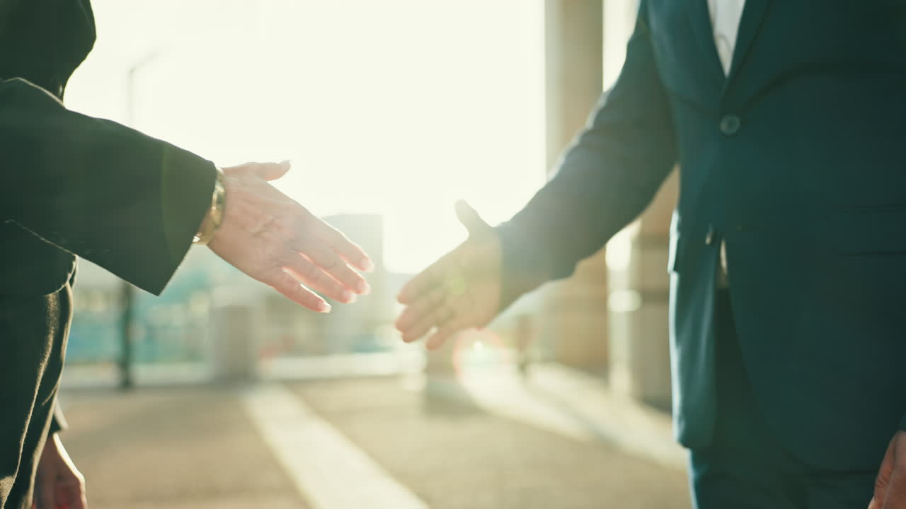 geschäft, partner und handschlag für den erfolg