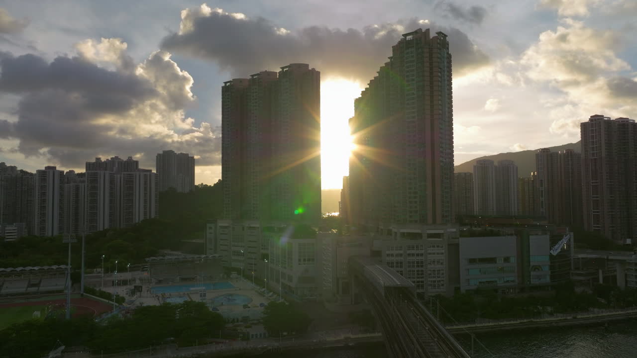Flares solares entre edifícios altos em Tsing Yi, Hong Kong, Ásia