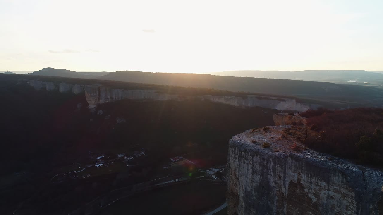 vista aérea de un acantilado y un valle al atardecer