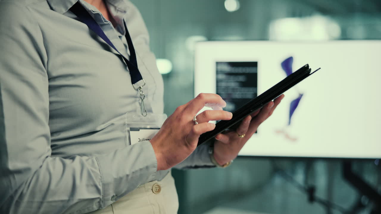 mujer de negocios usando una tableta en un entorno de oficina