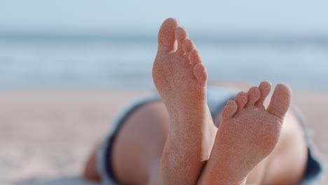 Cerrar-Los-Pies-De-Una-Mujer-Relajándose-En-La-Playa-Turista-Disfrutando-De-Unas-Cálidas-Vacaciones-De-Verano-En-La-Playa-Tropical