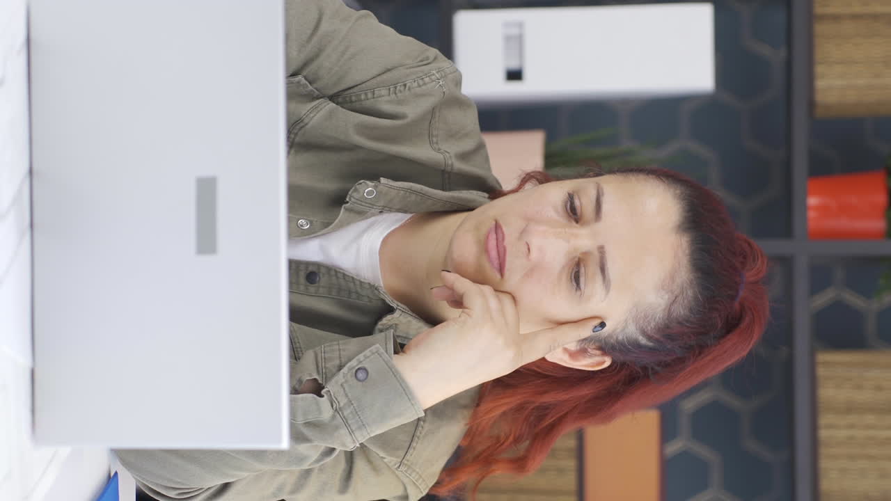 Video verticale di ritratto di donna d'affari pensierosa