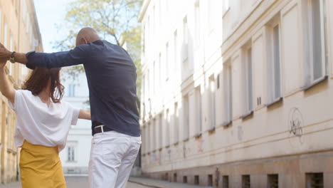 pareja interracial bailando bachata en la calle del casco antiguo 5