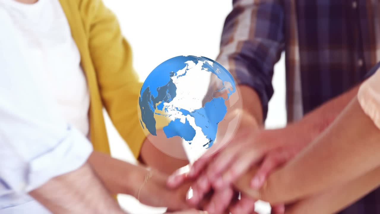 Animação de um globo girando sobre colegas de trabalho felizes e diversos unindo as mãos no escritório