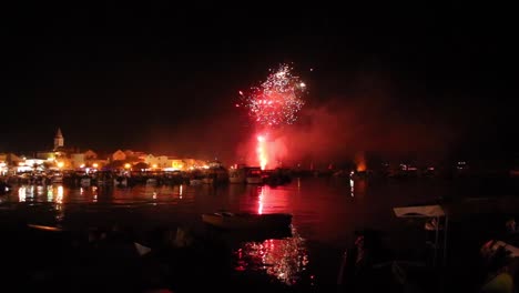 celebrando con hermosos fuegos artificiales en el mar