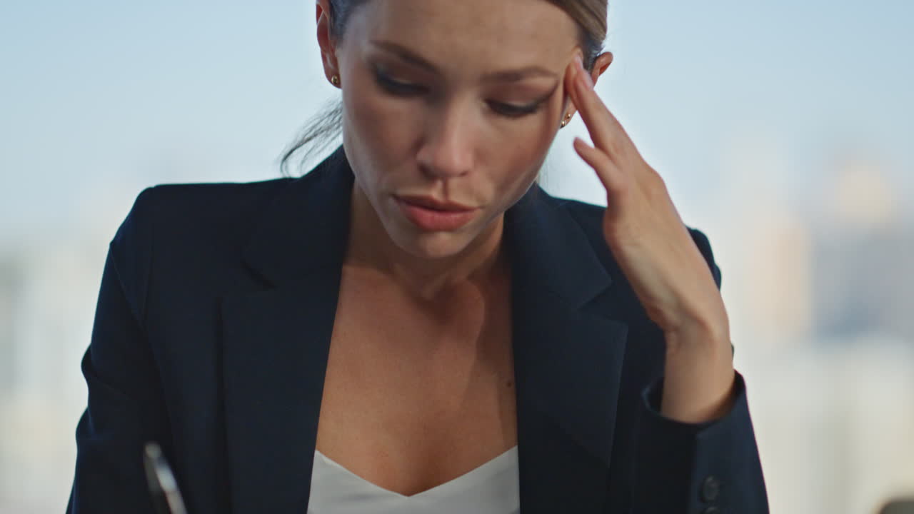 oficina de mano con pluma de primer plano. mujer de negocios pensativa analizando documentos