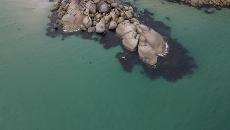 Drohnenaufnahmen-Schwenken-An-Einem-Sonnigen-Tag-Im-Wilsons-Promontory-über-Einen-Wunderschönen-Hellblauen-Strand-Und-Weiße-Felsen