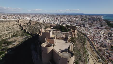 sobrevuelo almería alcabaza murallas fortificadas, paisaje urbano como fondo, andalucía