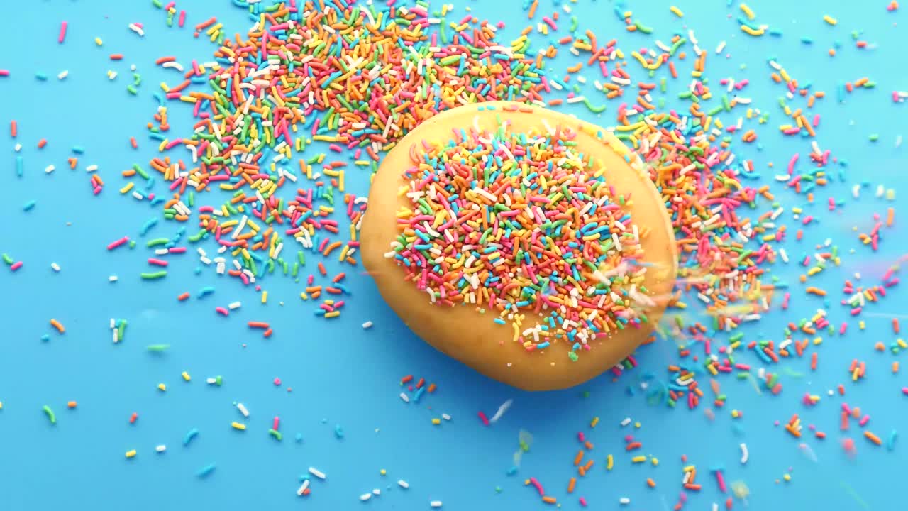 rosquilla salpicada de colores sobre un fondo azul