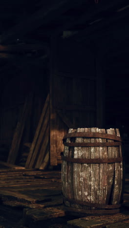viejo barril de madera en un entorno rústico