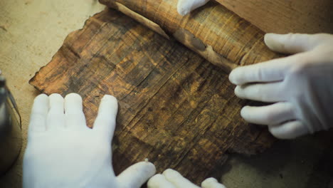 conservación de un antiguo rollo de papiro