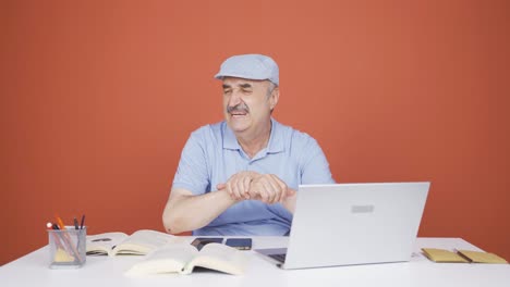The wrist of the old man using a laptop hurts.