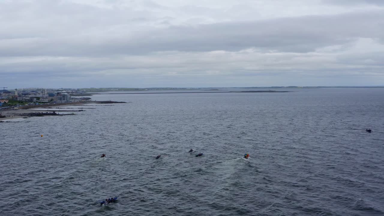 회색 하늘의 날에 개방된 바다를 향해 떠다니는 커라치 보트를 둘러싼 공중 파랄락스