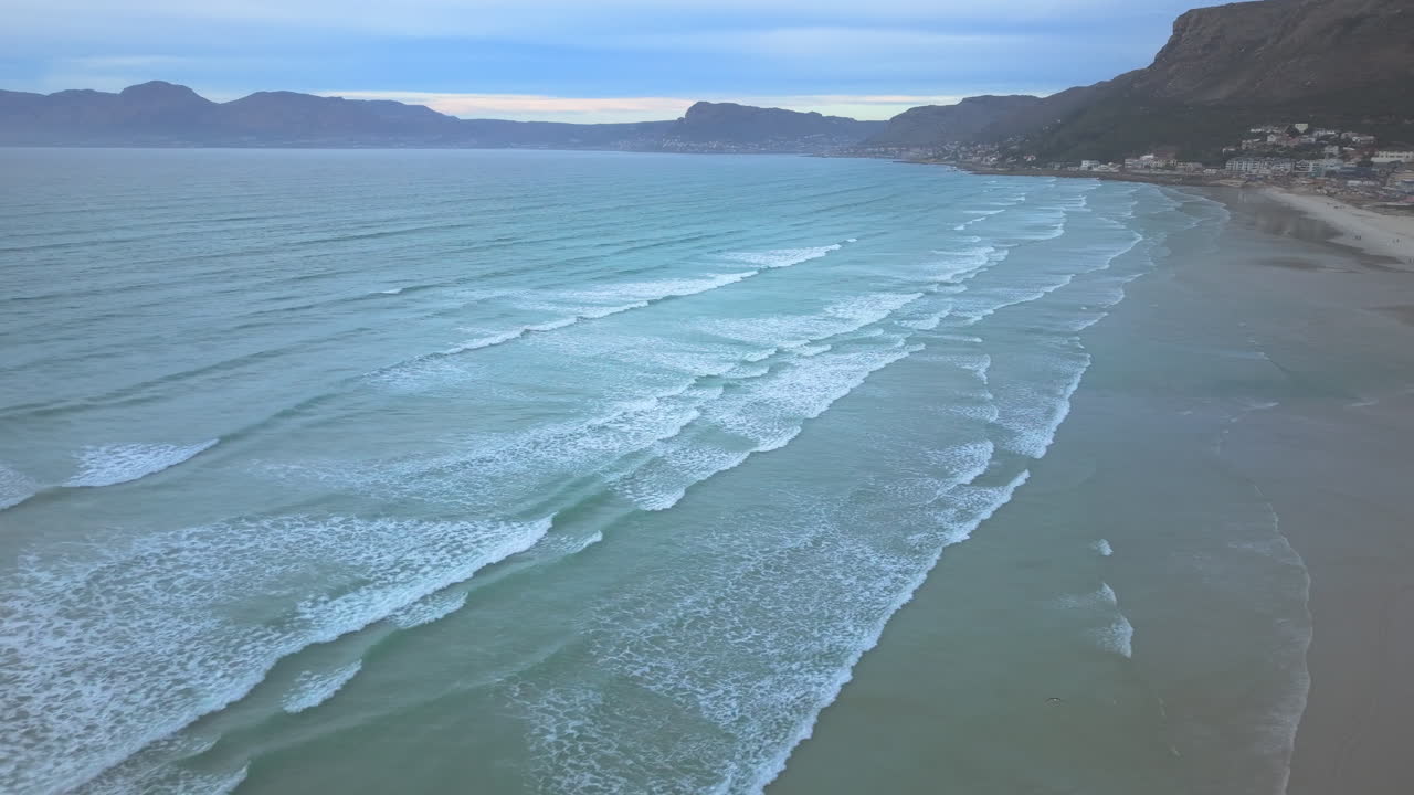 Ripresa aerea del litorale di Muizenberg e di False Bay