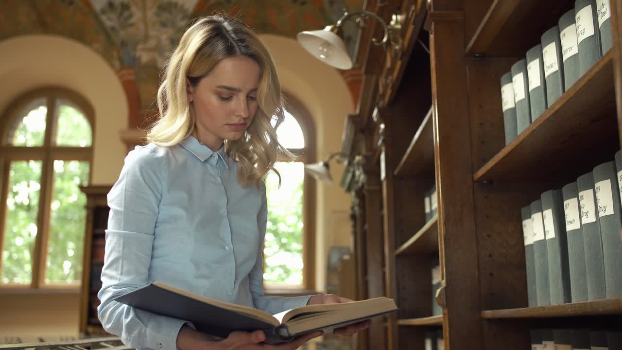 mujer leyendo un libro en una biblioteca