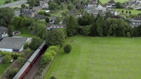 Vista-Aérea-Del-Tren-De-Vapor-Vintage-Tornado-Aberdonian-No-60163-Que-Viaja-A-Través-De-Aberdeenshire,-Escocia