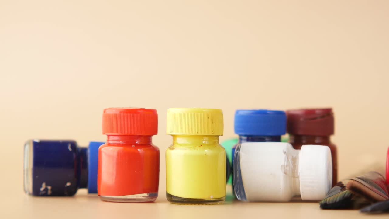 다채로운 페인트 병